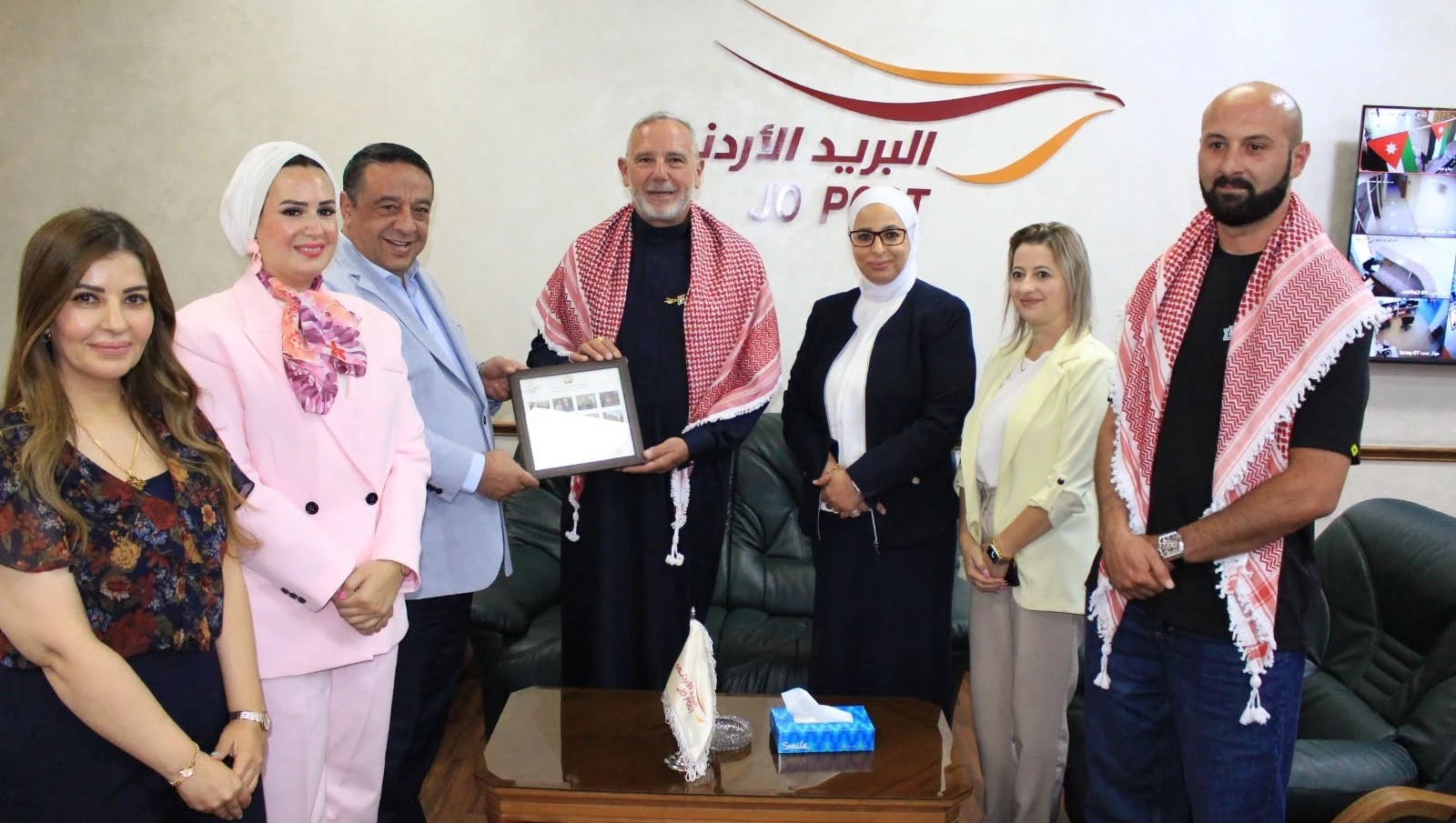 البريد الأردني يكرم الناشط الأميركي الملقب بمطلق الزعبي